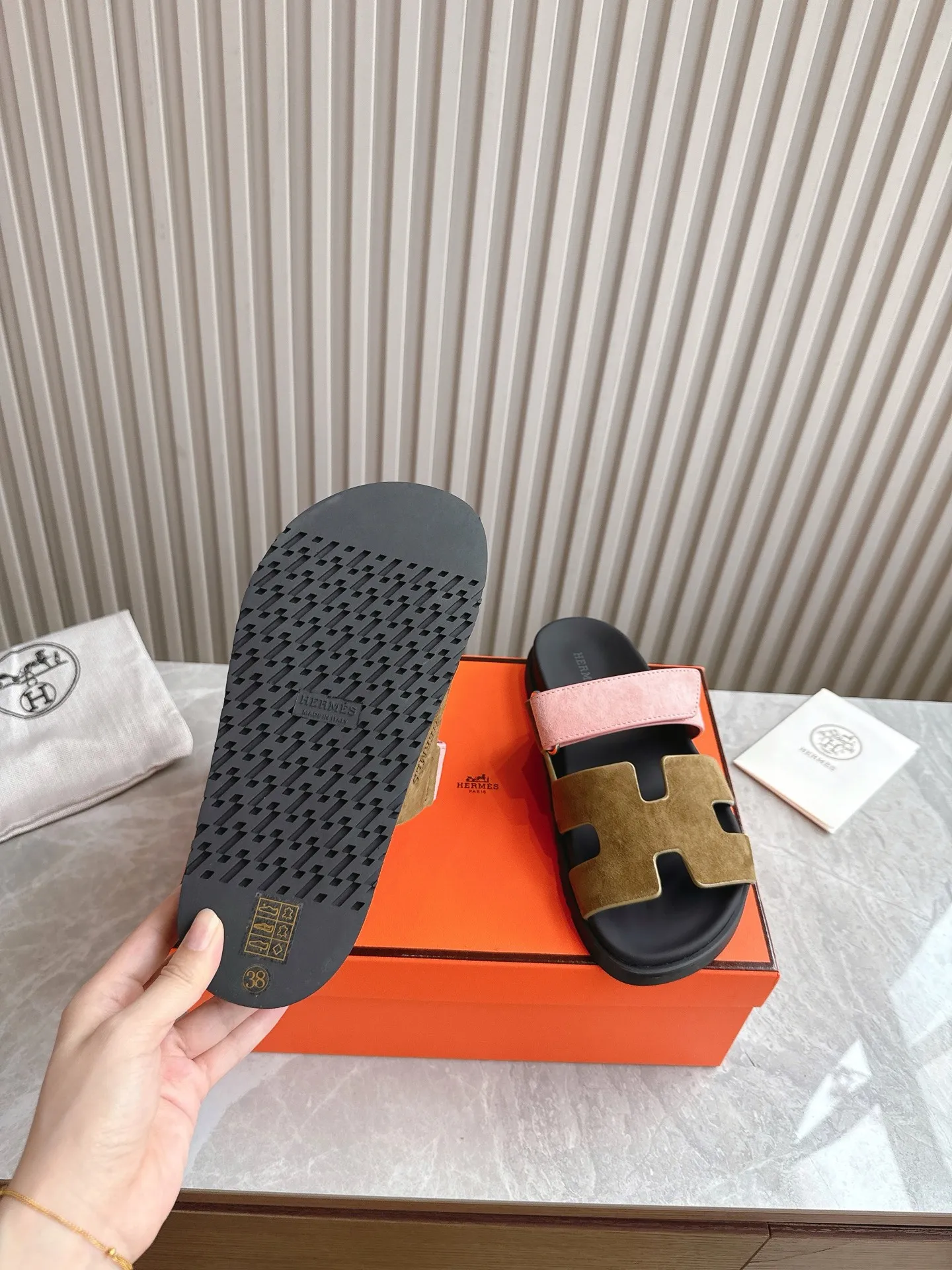 p480🐮🐮Couple model (top version) H family 2024 spring and summer new style HERMES Hermes' recently popular couple model pig nose angle sandals and slippers, paired with various colorful socks, popular. Upper: imported original deerskin (the genuine leather edging is not ordinary super migration). Lining: imported genuine leather. Outsole: Tpu non-slip and wear-resistant outsole. Size: Female 35-42 (40/42 non-returnable and non-exchangeable) Male size: 39-45 (45 non-refundable and non-exchangeable)